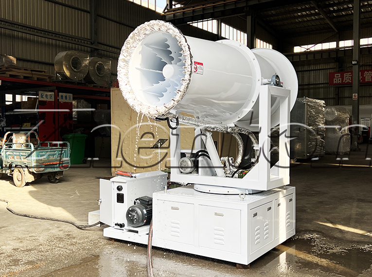What temperature range is the fog cannon machine suitable for?